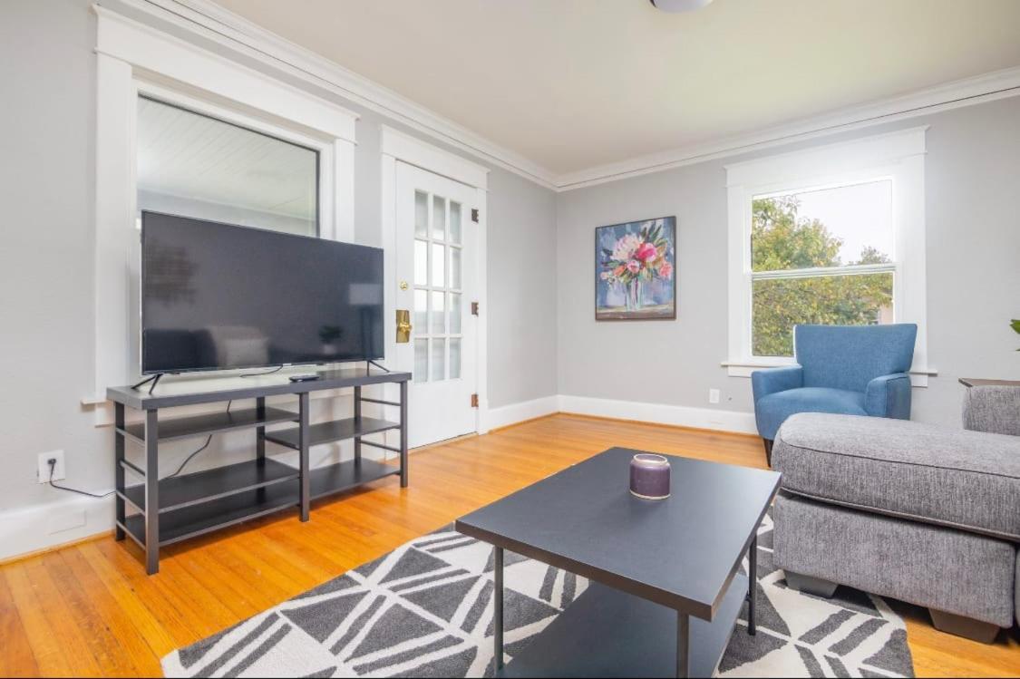 Spacious 2 Bedroom Home Near Ingersoll & Downtownデモイン エクステリア 写真